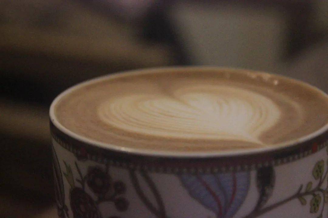 一杯“网红”短笛拿铁咖啡是怎么做成的？