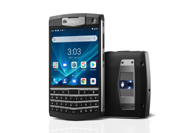 titan的外观与黑莓手机类似,采用一块4.