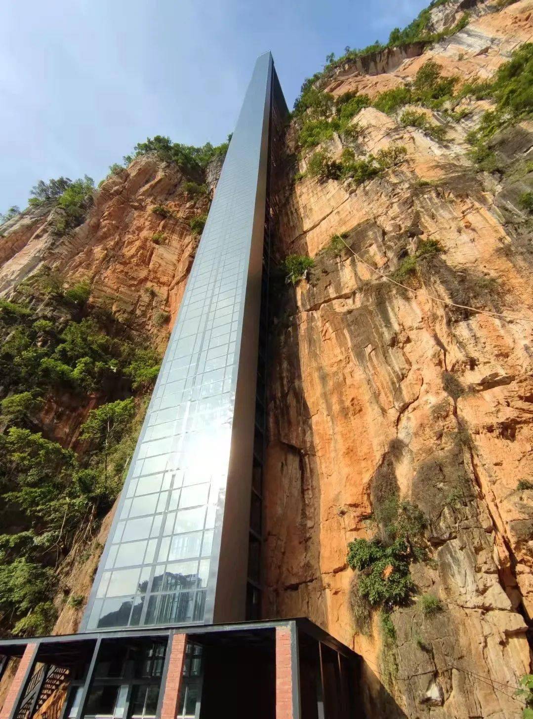百龙观光电梯位于张家界景区内,运行高度326米,一半从山体内穿过,另