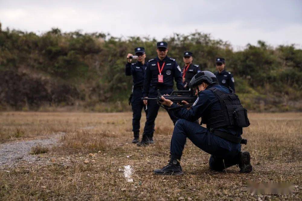 安全帶,扁帶在出發地線處,裁判員下達