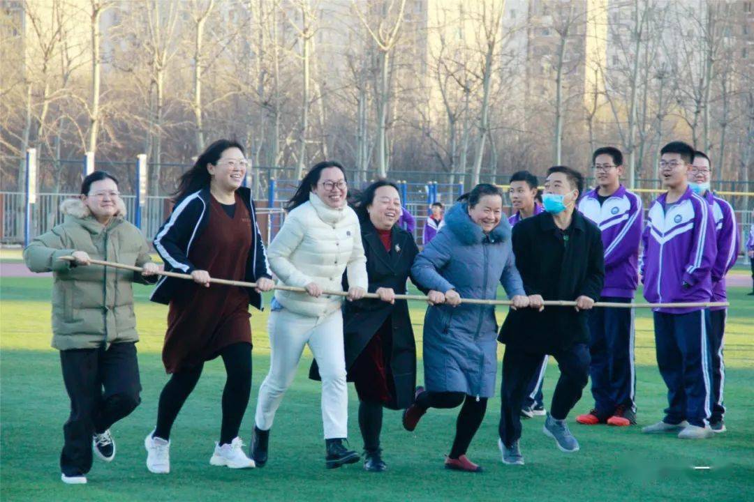 沐冬日暖阳享运动之乐杨村一中高一教师趣味8字绕杆跑