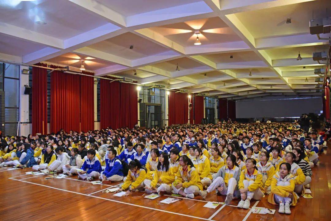 11月23日下午,在新会陈经纶中学的体育馆内,800多名学生席地而坐,参加