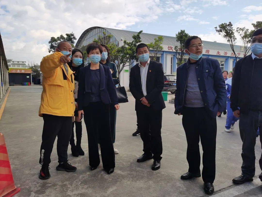 温仕红到挂联社区学校督导创文迎检工作