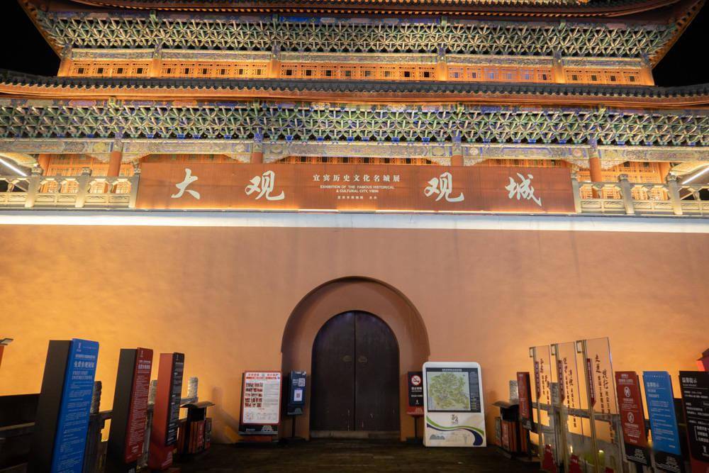 这座城市有一个小天安门,矗立马路中央,如今成为中心地标_大观楼