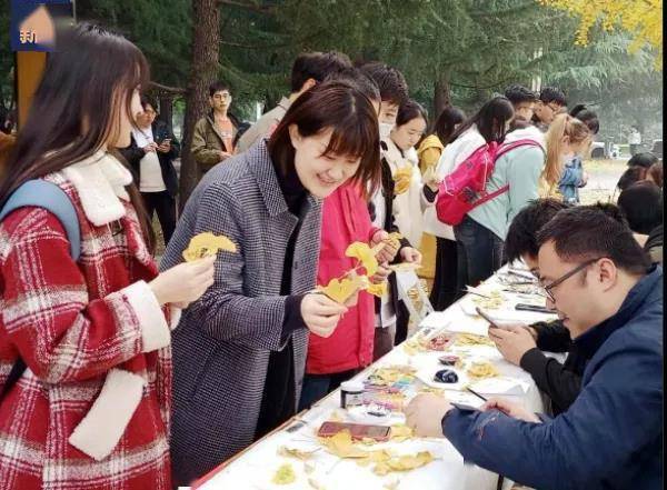 通知书|太浪漫！陕师大提前为新生准备手写银杏书签