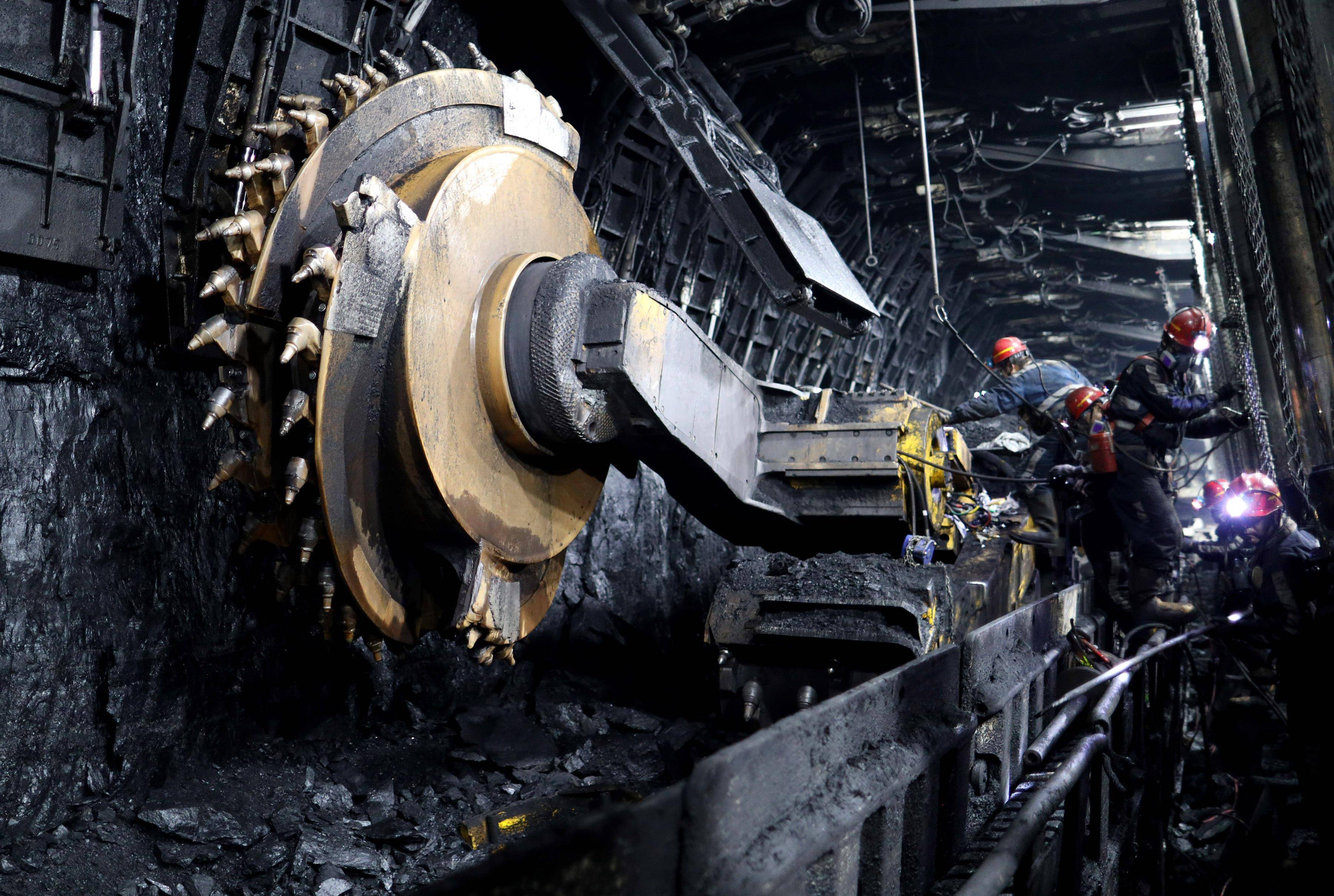 国家能源神东煤炭集团大柳塔煤矿工人在检修采煤机