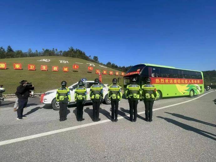 警车开道铁骑护送万年交警最高礼遇迎接54名抗疫英雄回家