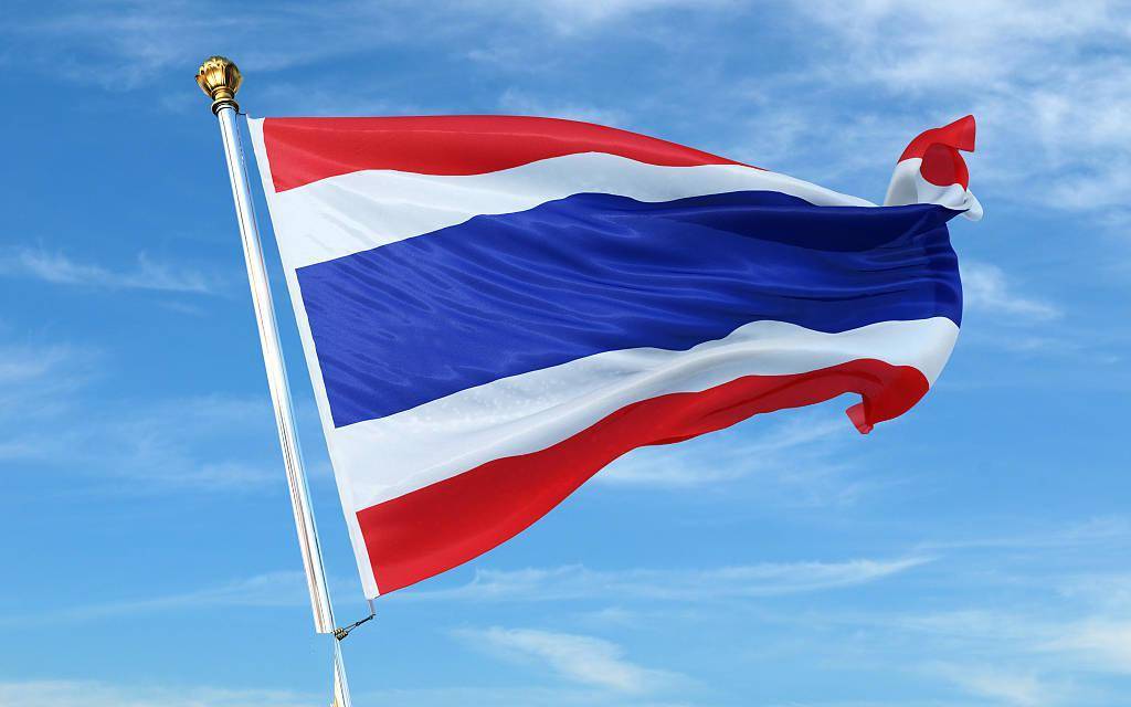 在宣传海报中,泰澳混血的安琪莉肩扛泰国国旗,同时脚下踩着红白蓝三色