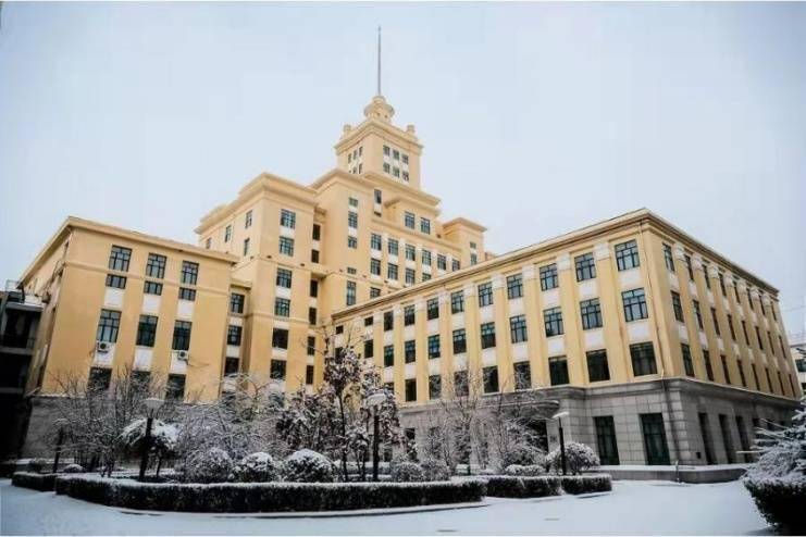 主楼守望在冬日的校园里,庄严肃立,那是黑大的象征.