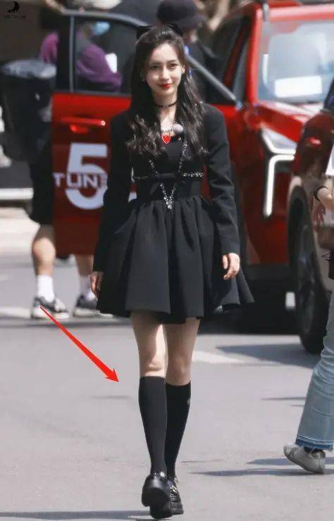 杨颖 杨颖在片场被拍，眼神出戏不自然，但这颜值身材漂亮的无可挑剔！
