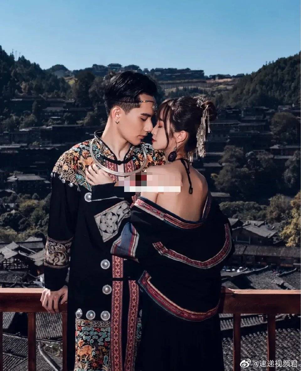 也有网友猜测:这对新人因该是苗族人吧?平时我们可接触不到这种服饰!