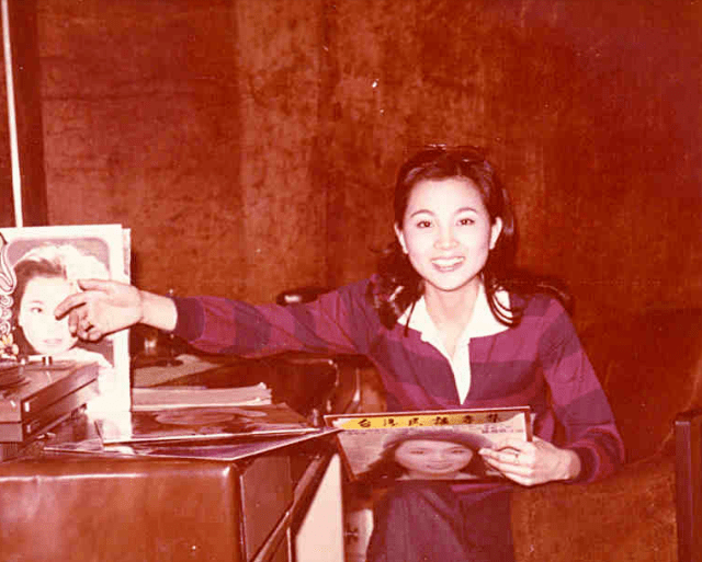 曾与邓丽君齐名 嫁给二婚丈夫退隐 如今夫妻二人皆患癌去世 凤飞飞 曾与邓丽君齐名 嫁给二婚丈夫退隐 如今夫妻二人皆患癌去世 凤飞飞