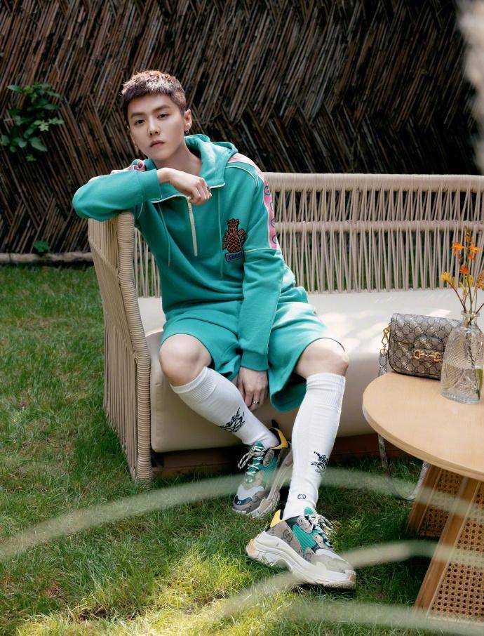 鹿晗身着薄荷绿运动装 变身阳光少年!