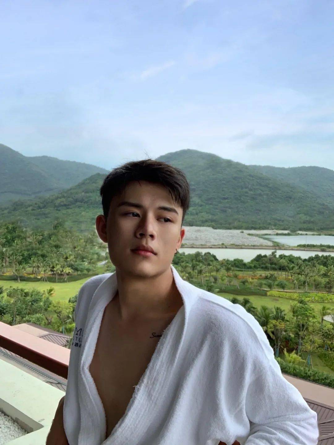 了样他的体重上涨了几十斤大学四年时光阿屯发过来一张大一时期的照片