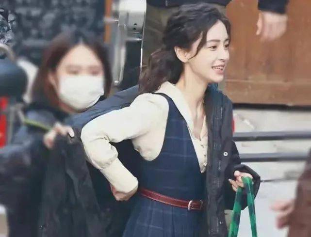 杨颖 杨颖在片场被拍，眼神出戏不自然，但这颜值身材漂亮的无可挑剔！