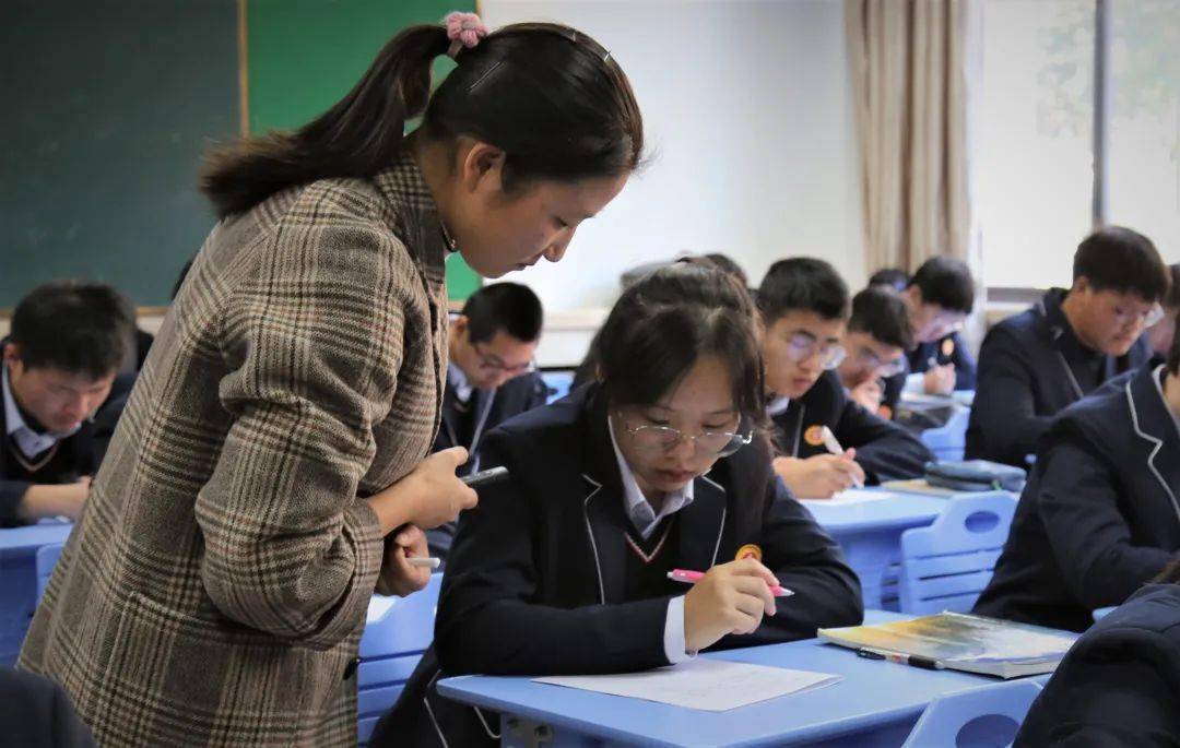 中学校长林春辉,奉城高级中学校长高继华和区内高中课程管理副校长