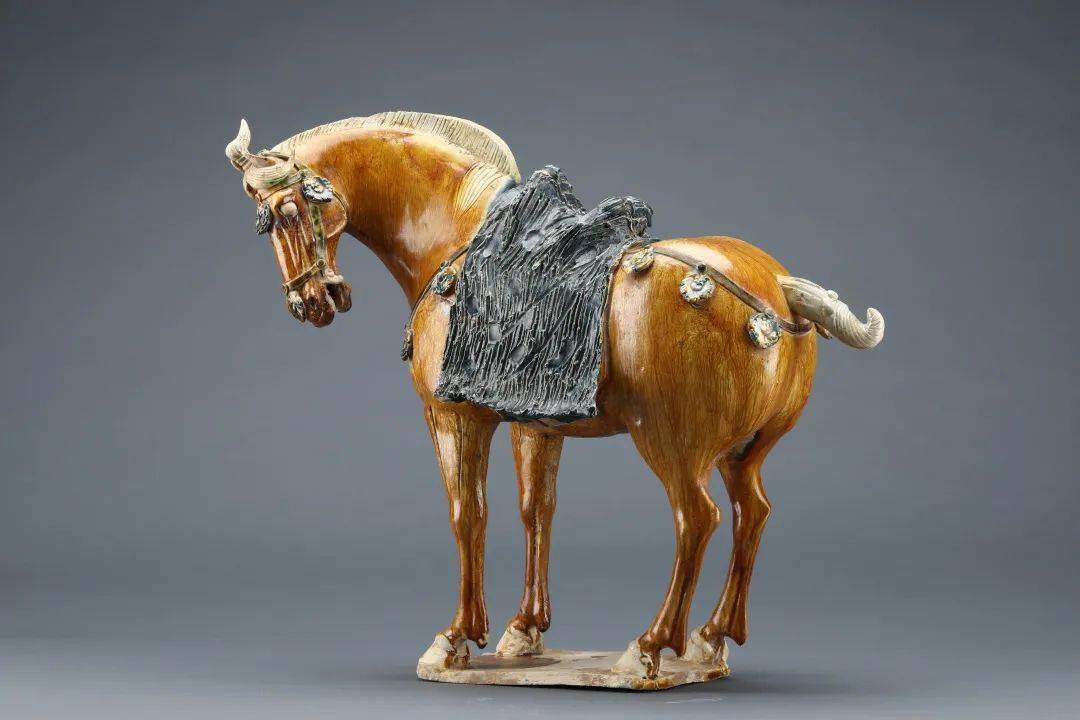 唐 三彩马 现收藏于陕西华厦古代艺术博物馆说完骆驼,就不得不提马.