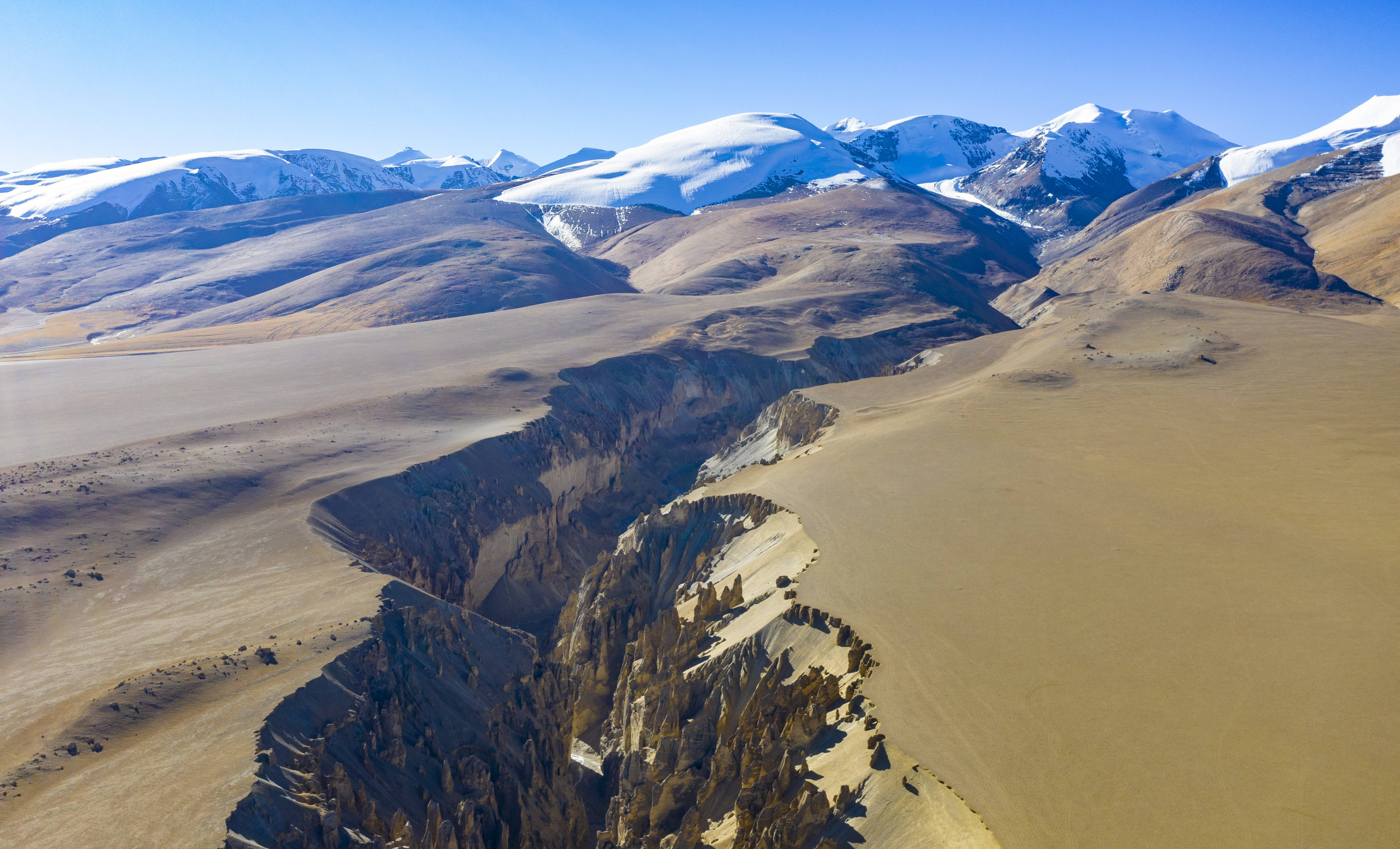 奇林峡位于西藏日喀则市定结县琼孜乡,经万年冰川雪水冲刷,形成如今