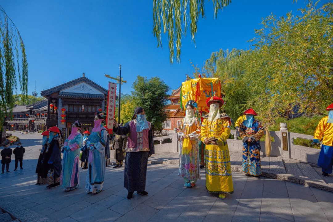 身穿清代服裝的演員們將皇帝巡遊盛況表演得淋漓盡致,為遊客們呈現出