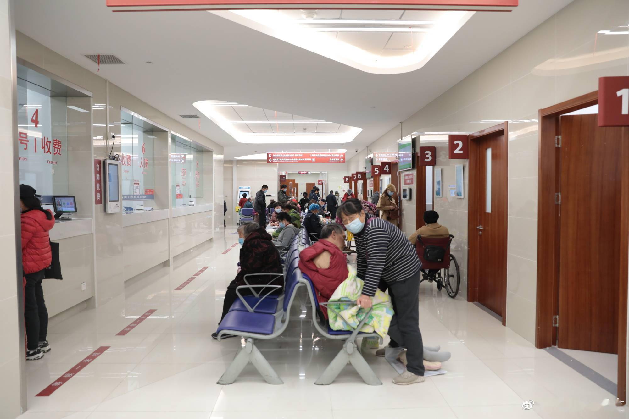 流程|上海多家医院关闭门急诊服务 张文宏：按标准流程排查次密接