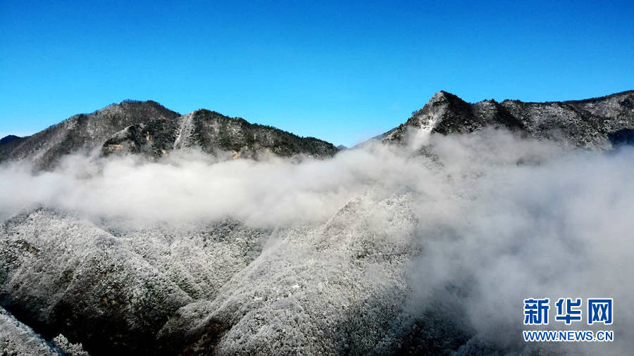 十堰|湖北十堰：雪后十八里长峡 半山皑皑半山红