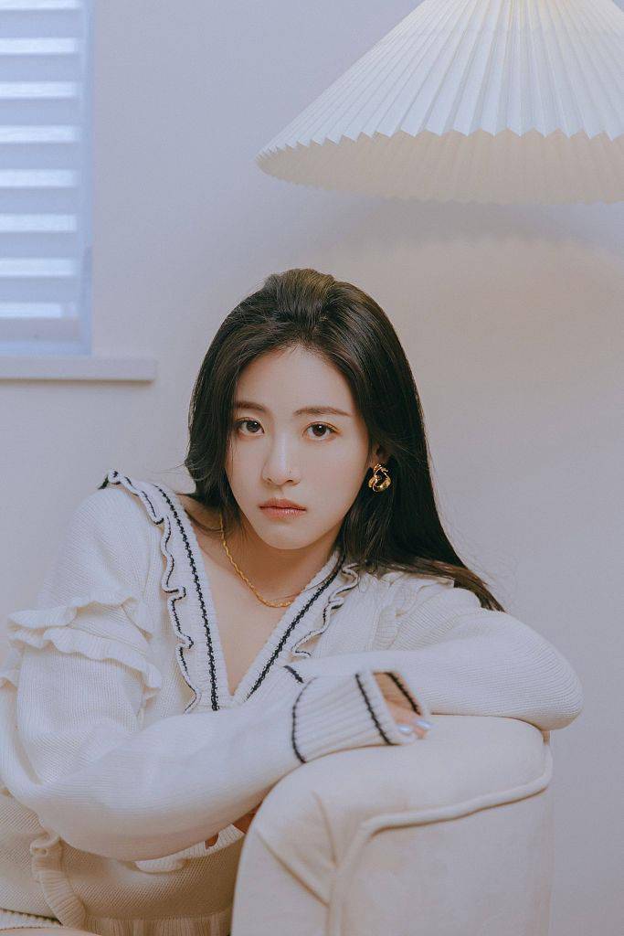 孙芮居家慵懒风写真又纯又欲 中分长发对镜甜笑气质怡人