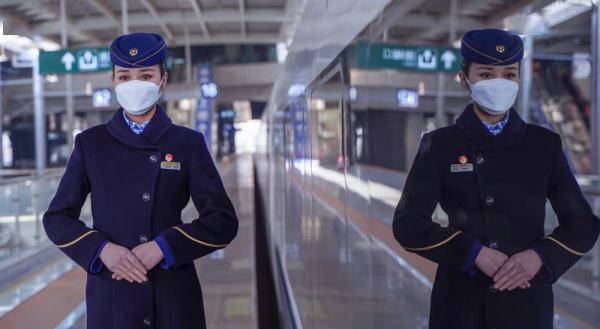 藏蓝色大衣搭配金色条纹丝带 高铁乘务员换冬装了