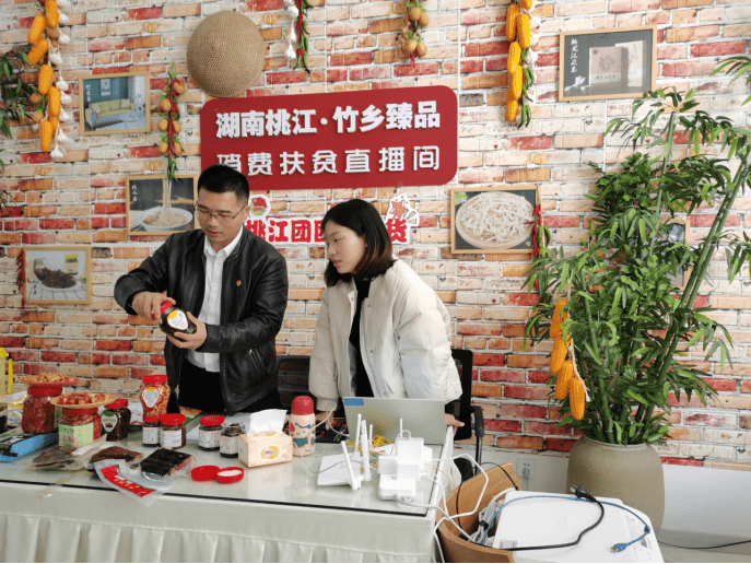 直播现场 11月25日上午,桃江团委副书记龙建武与本地主播"湘北曾姨"一