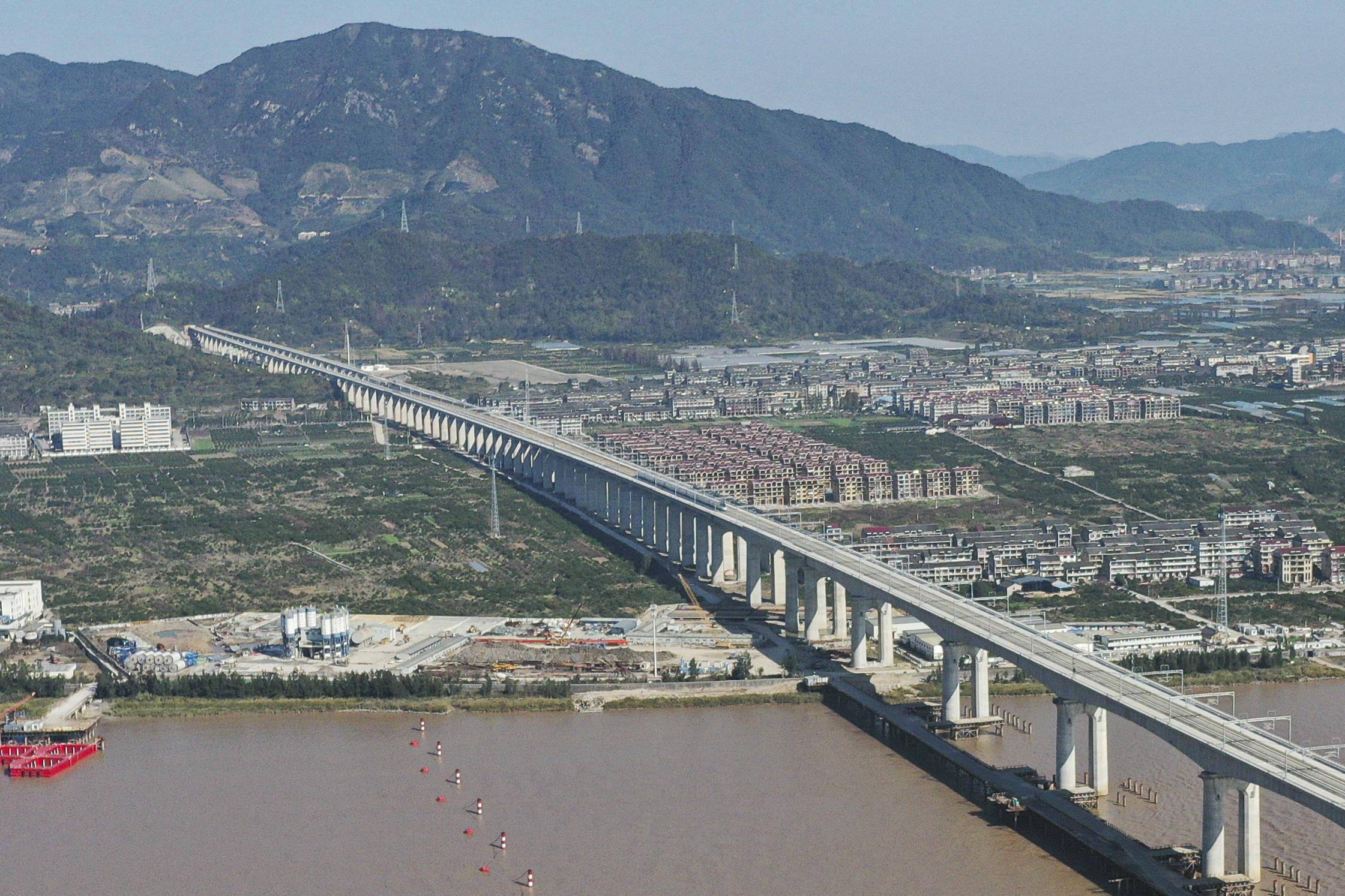 我国首条民营控股高铁试运行