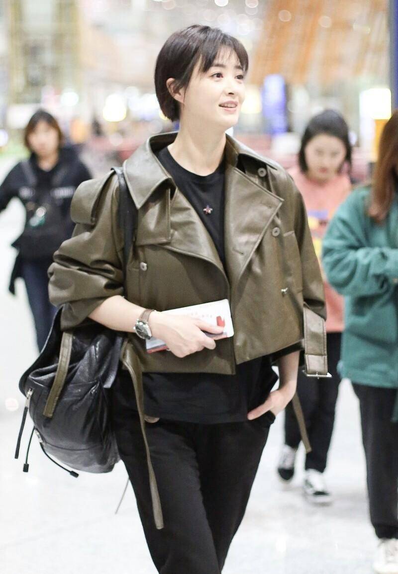 蒋欣真是大骨架穿搭模板用短夹克遮丑梳短发看着真娇嫩