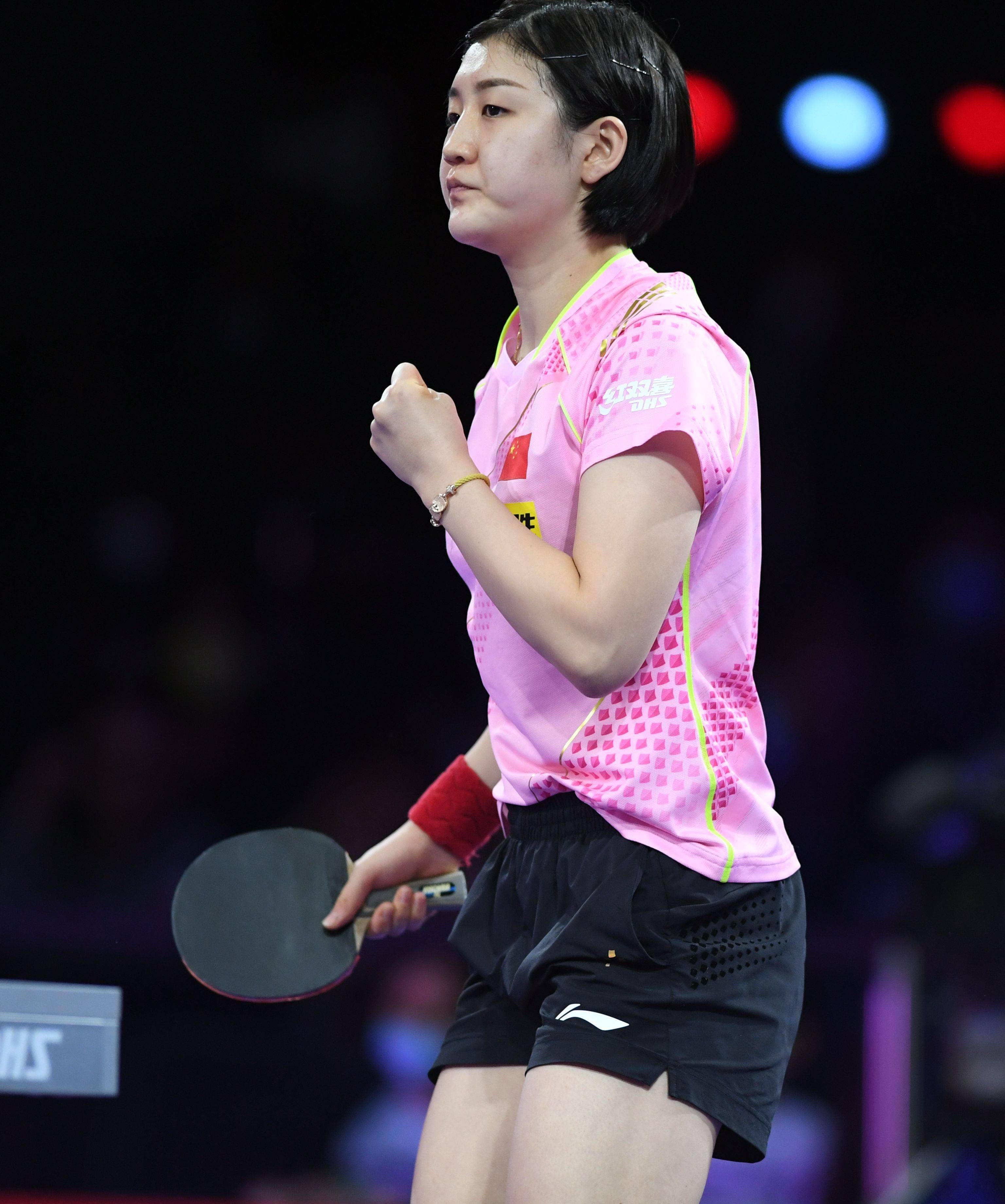 乒乓球锦标赛女单第四轮比赛中,中国选手陈梦以4比3战胜日本选手平野
