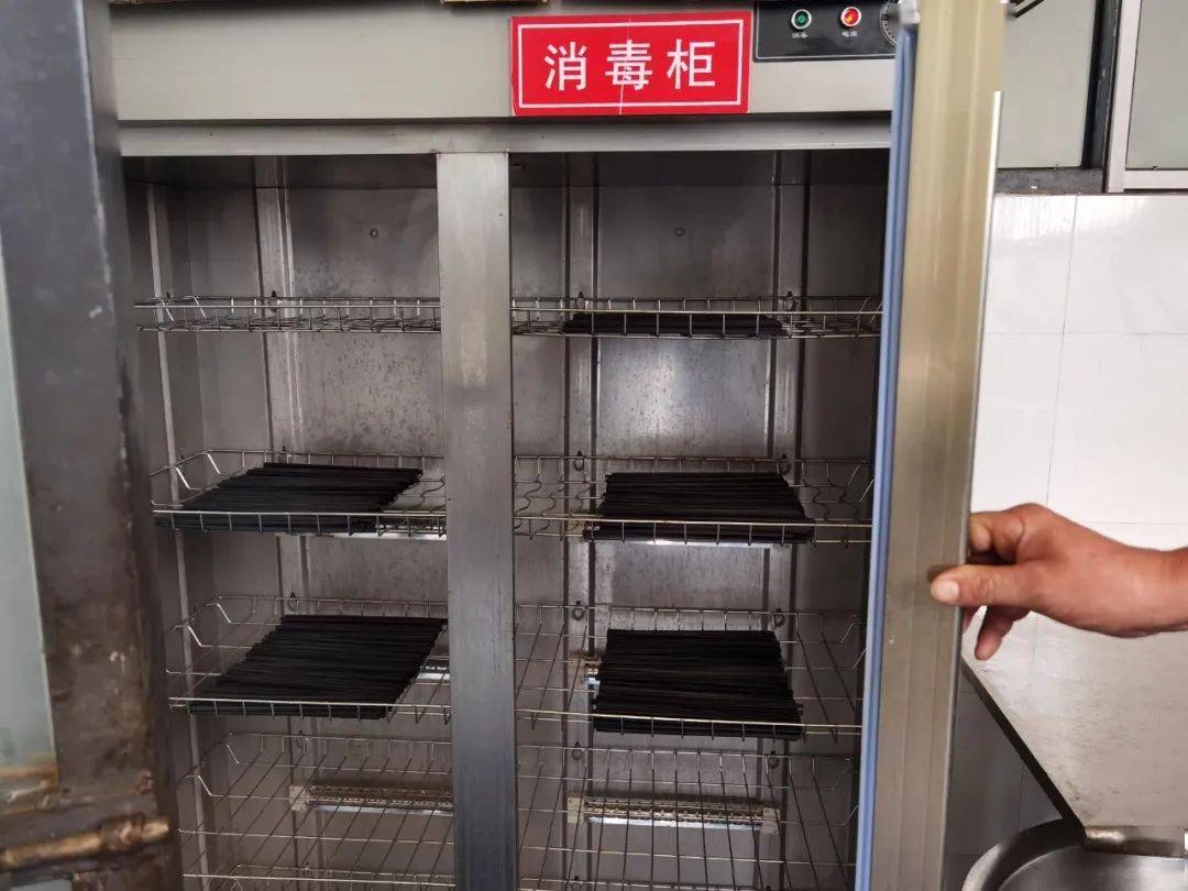 学校食堂仅有一个消毒柜,一个保洁柜,难以保证一餐一消毒,无法满足