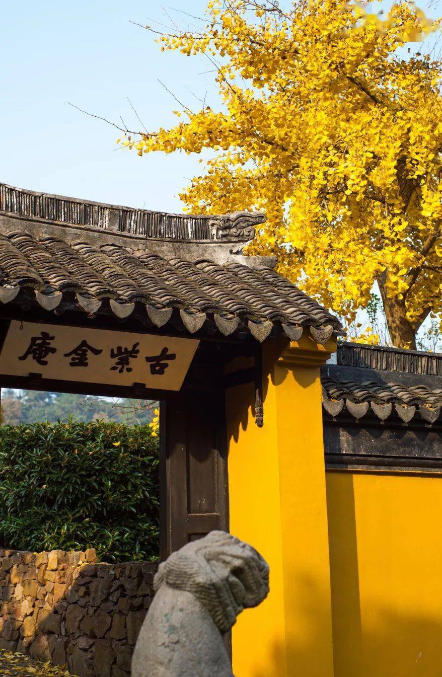 颇有"深山藏古寺"的清幽意境周围重峦叠翠,房屋数间隐藏在果林之中