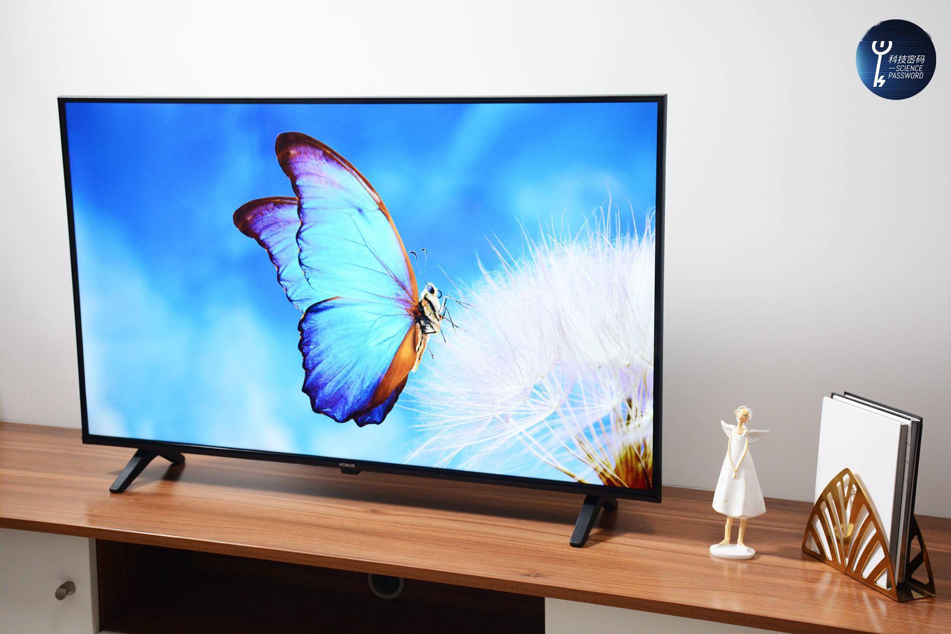 整个电视的正面视觉观感简洁大气,整体颜色以黑色为主,机身采用了免