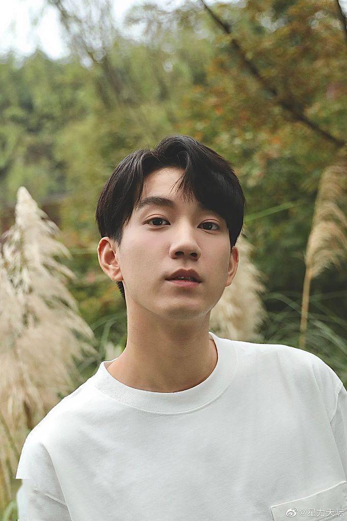 王子奇绿野大片少年感满满穿白t留顺毛清爽大气