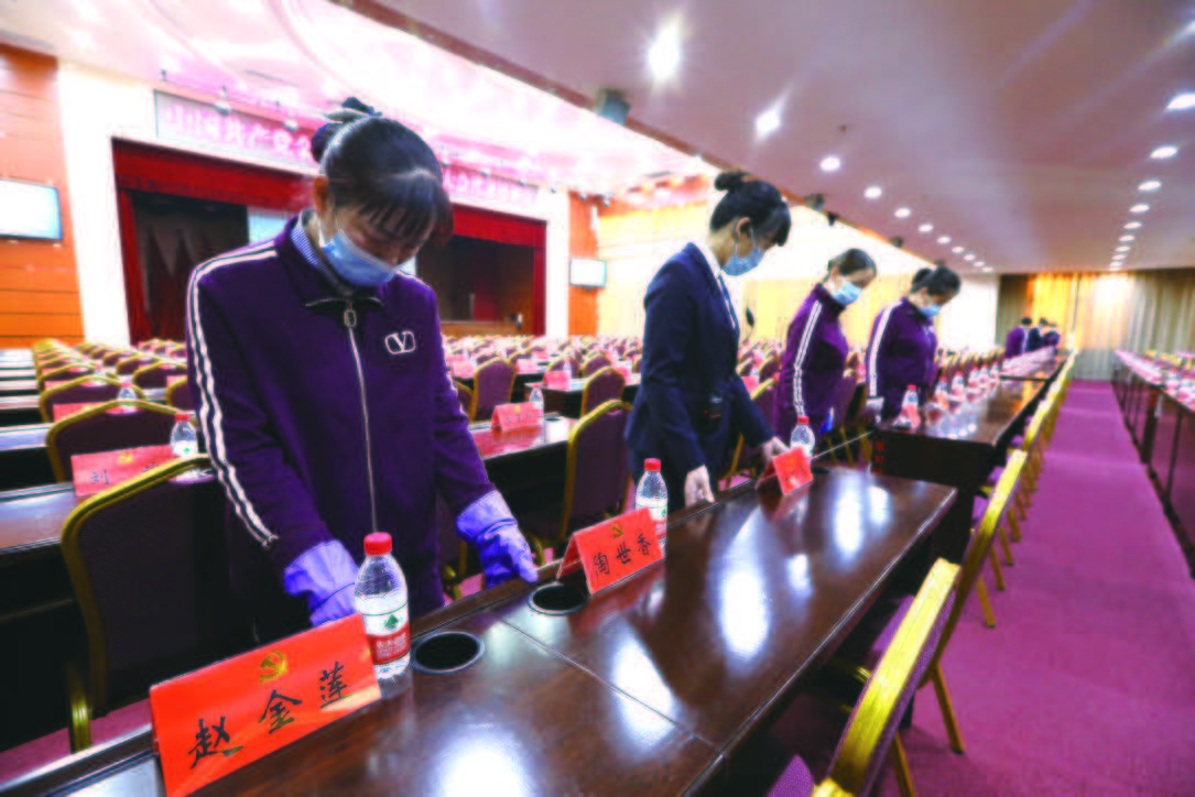 会务组工作人员正在布置会场.摄影李发华