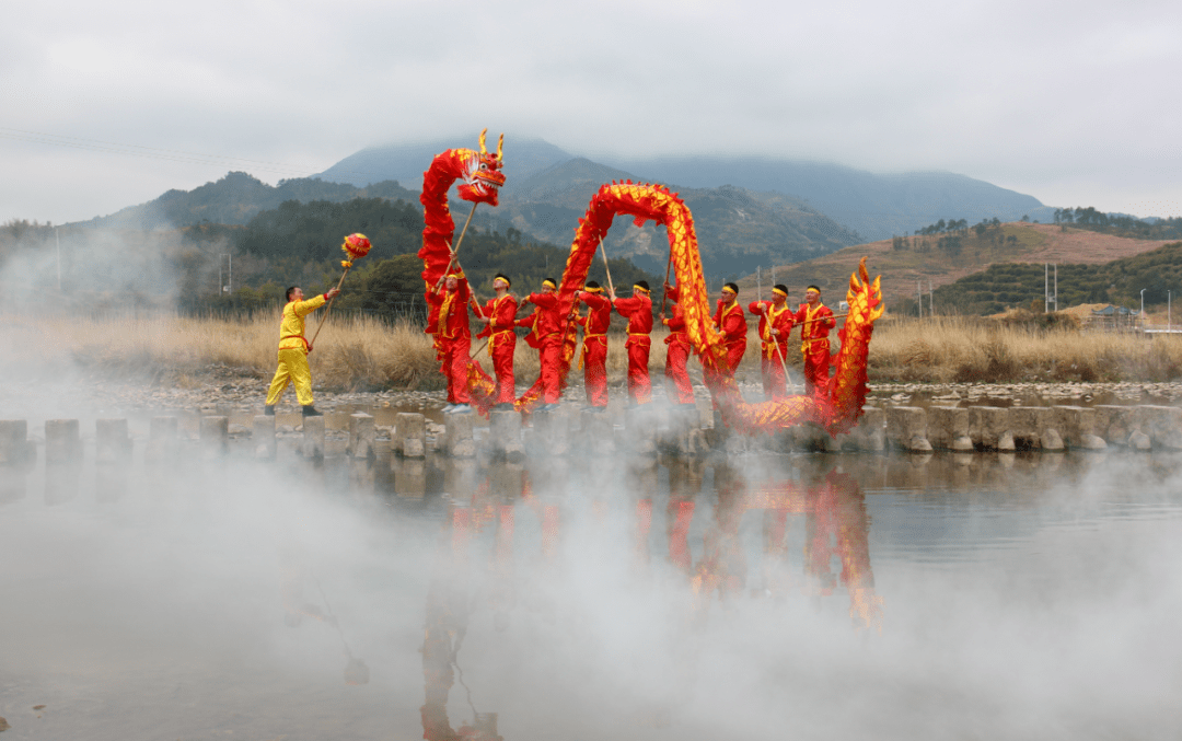 錾)的影响开始学习舞龙,后拜国家级传承人林实乐为师进一步传承碇步龙