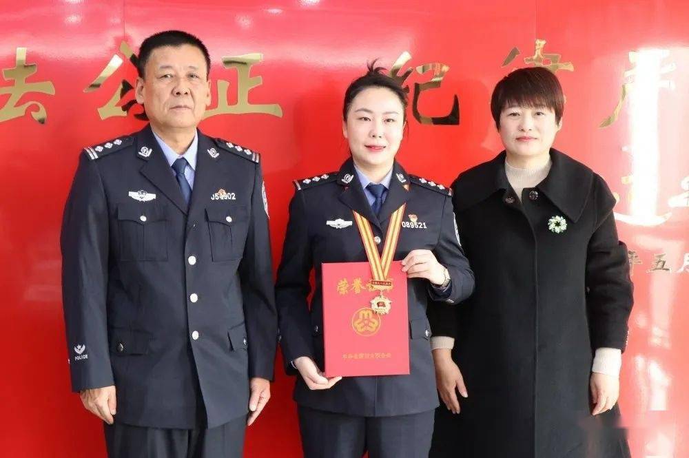 霍邱县公安局民警王帅荣获"全国三八红旗手"!
