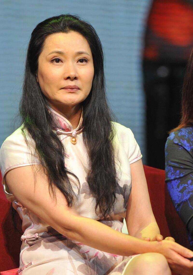 何赛飞老了也有韵味穿印花旗袍优雅复古素颜也挺耐看的