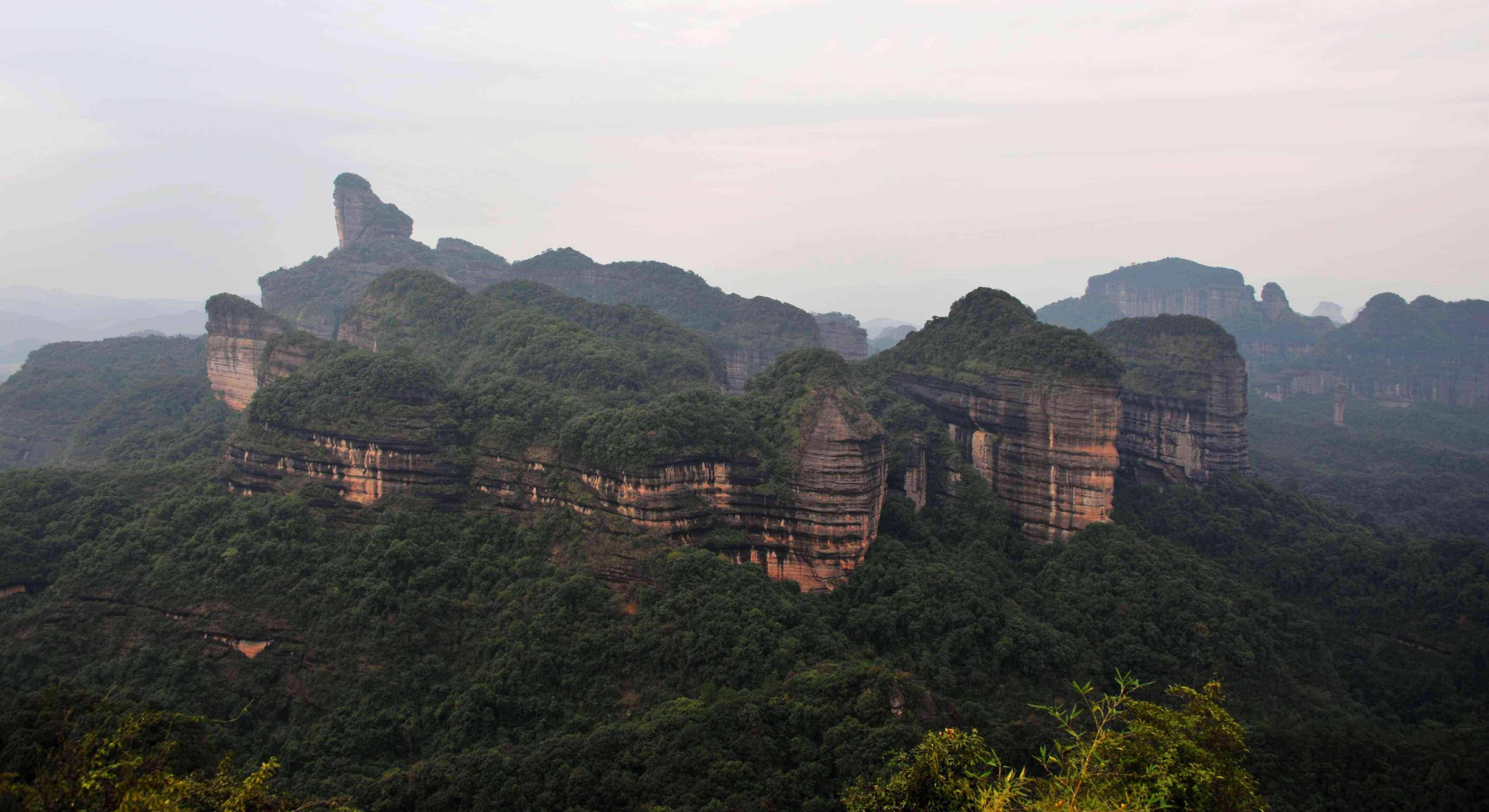 中国道教的发祥地),贵州赤水丹霞(为国家5a级风景区,是全国面积最大的