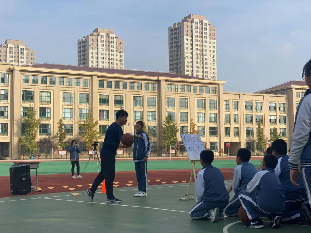 指导老师:大连育文中学 于开乙让我们每天动起来!