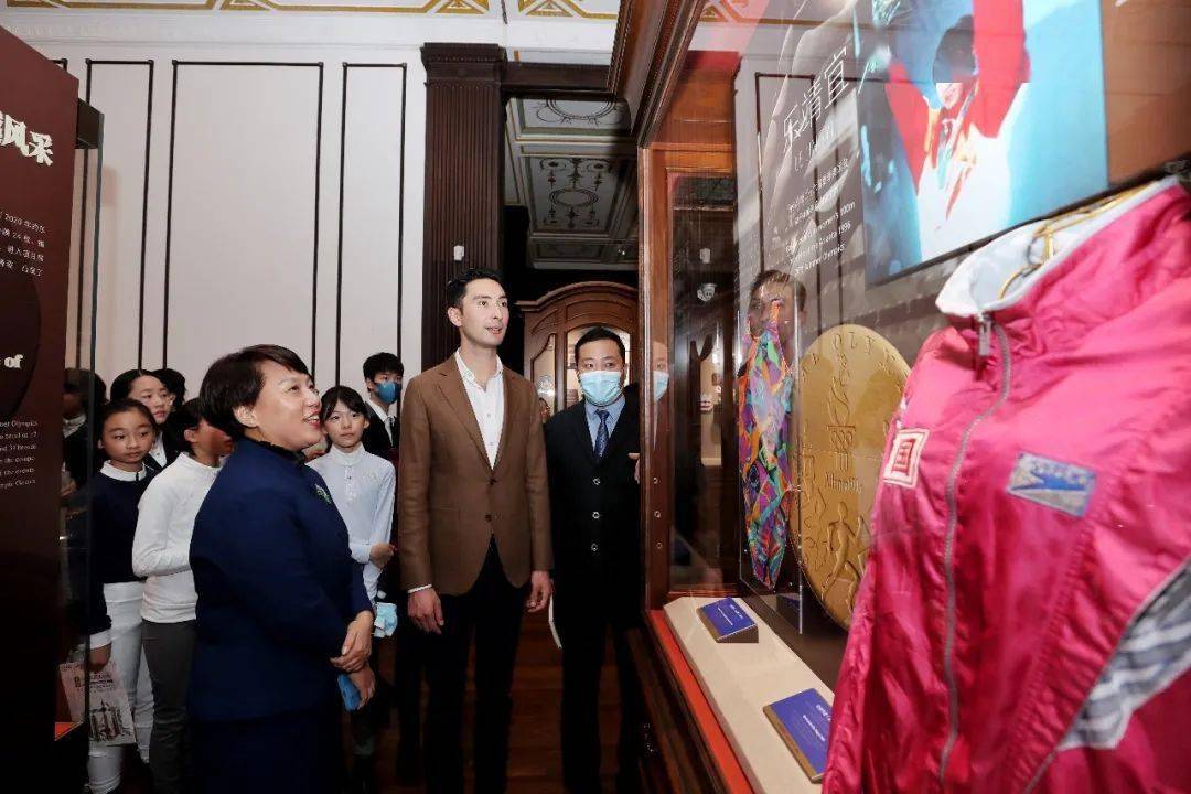 东浩兰生集团副总裁周瑾向市体育发展基金会捐赠资金并获颁证书