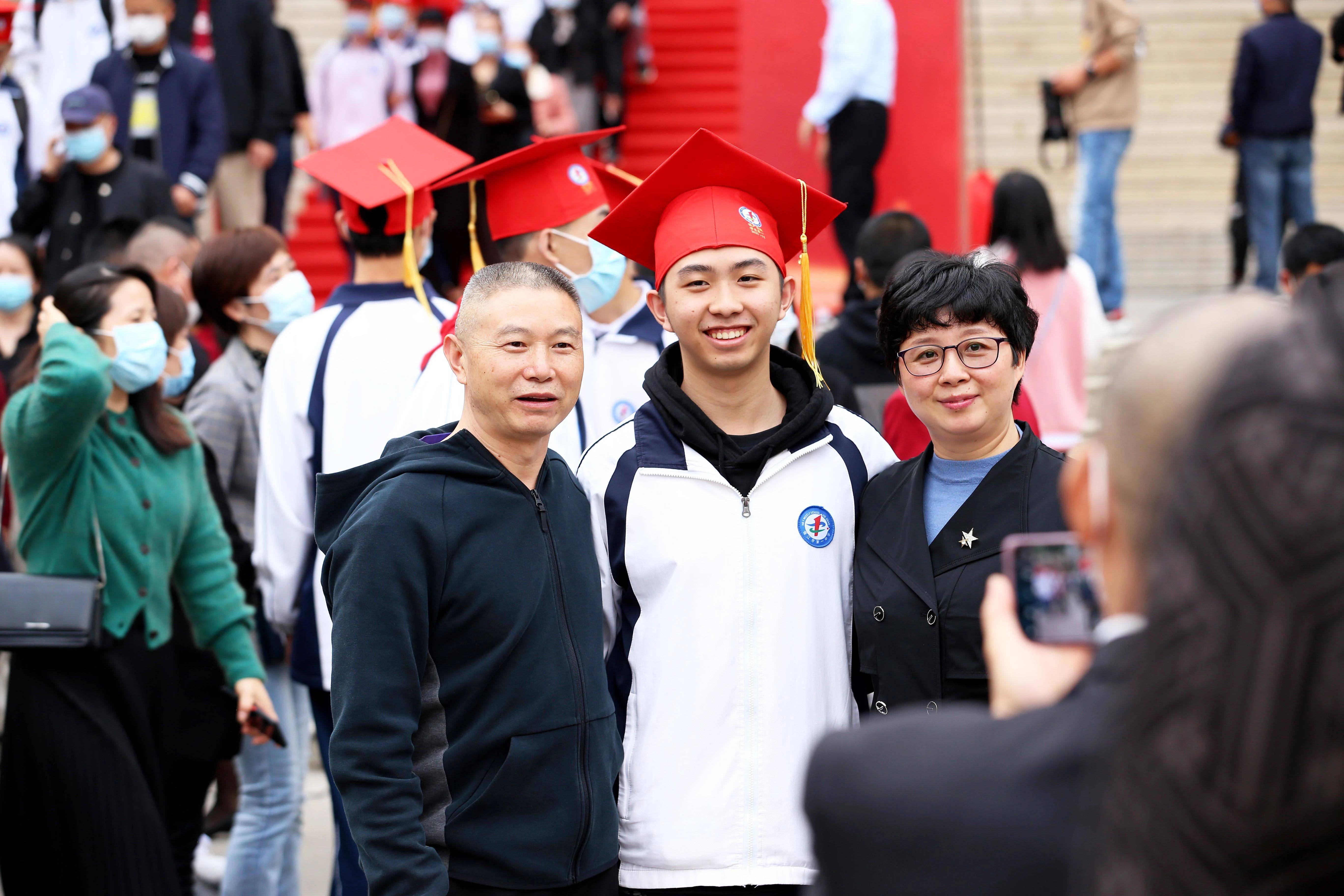 相信未来 强国有我——晋江一中高三18岁成人仪式现场有点燃……_家长