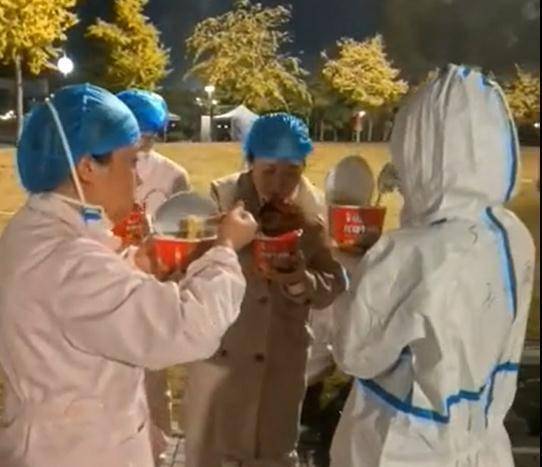 海报|这组海报刷屏了！背后的故事更戳心