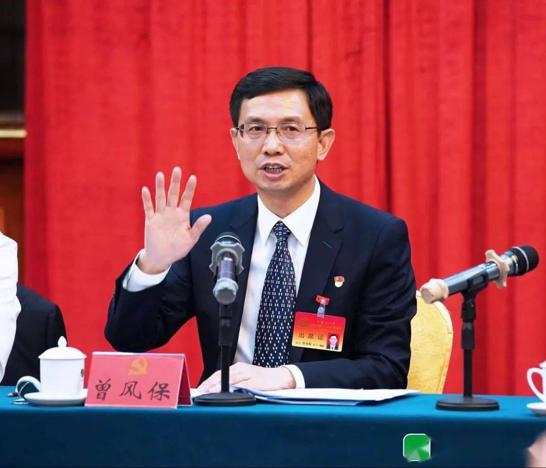 曾风保参加龙湖区代表团分组讨论