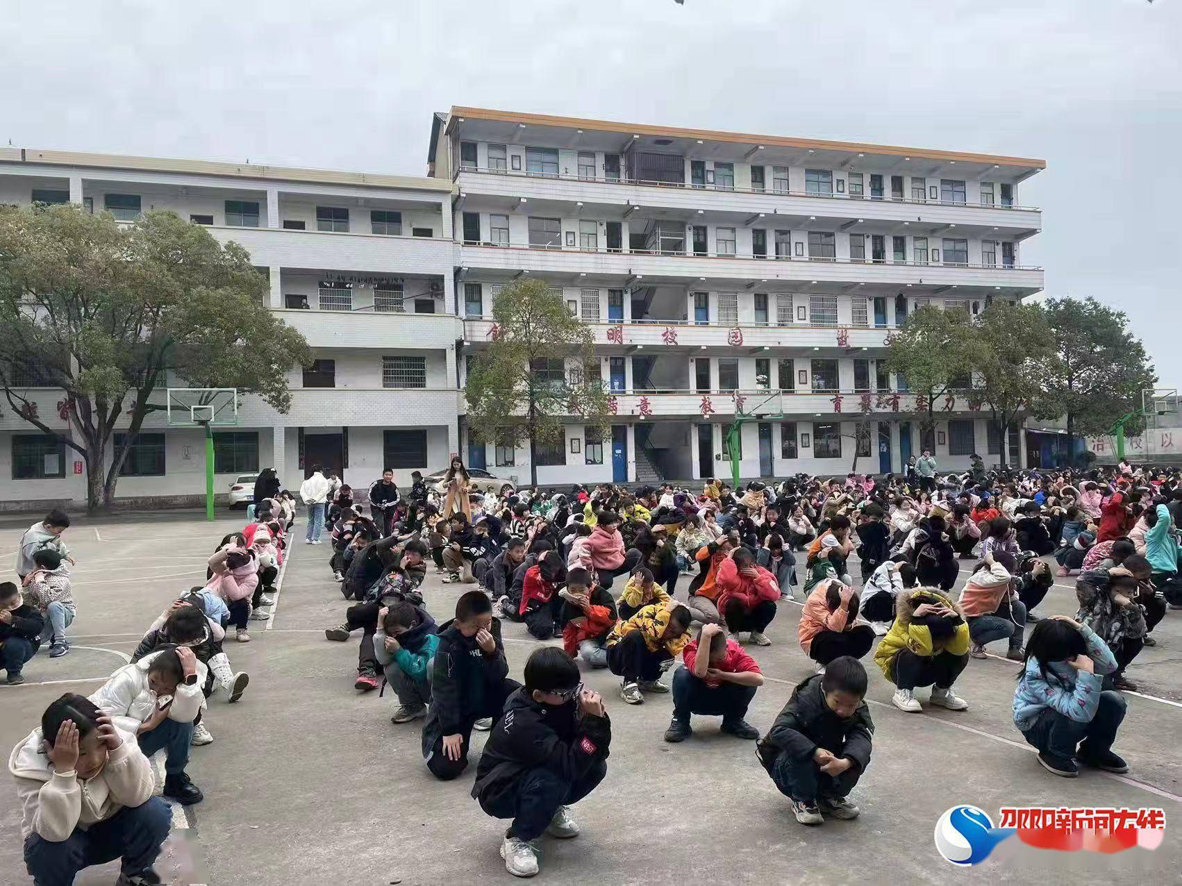 邵东市廉桥镇第一完全小学开展消防应急疏散演练活动