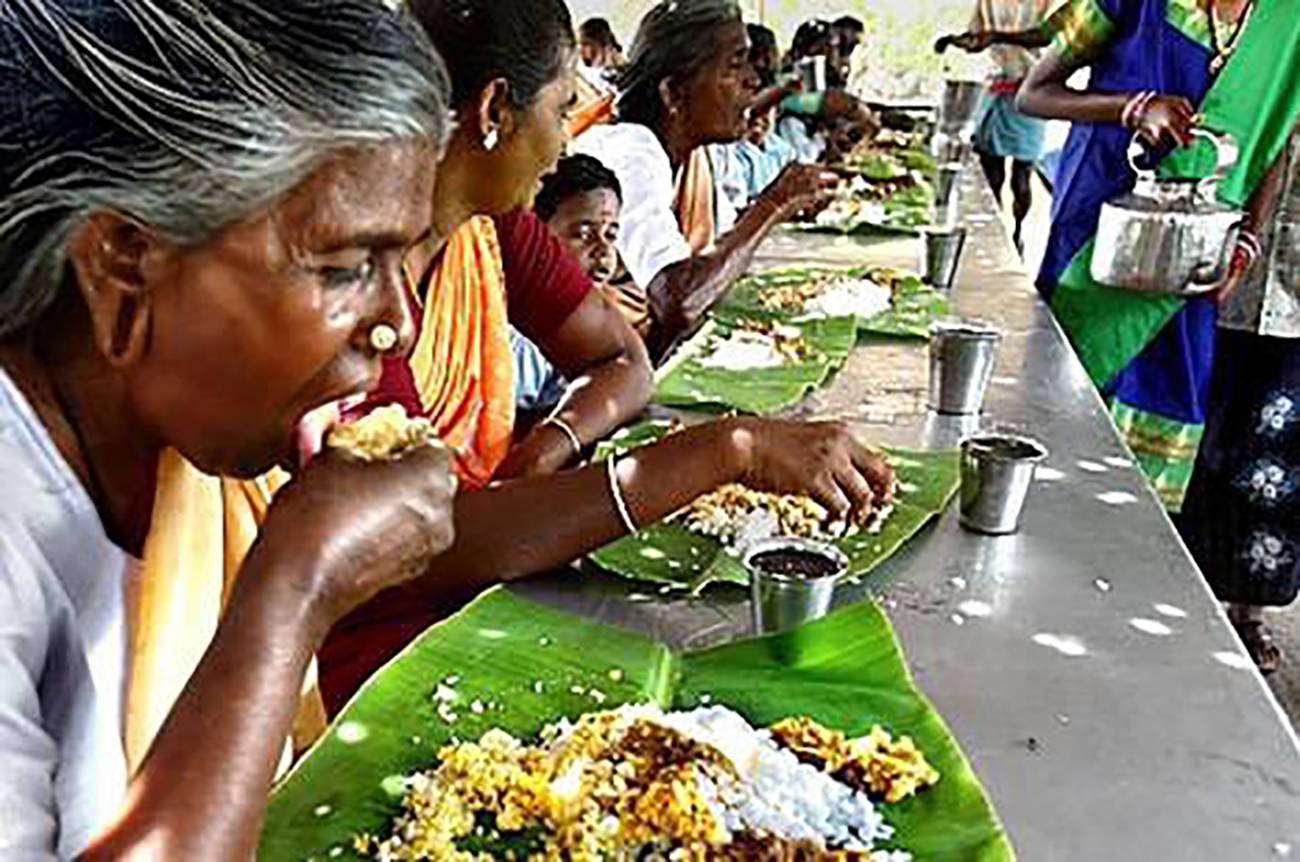 方便面在印度彻底火了,不少人为了吃方便面,他们学会了使用筷子