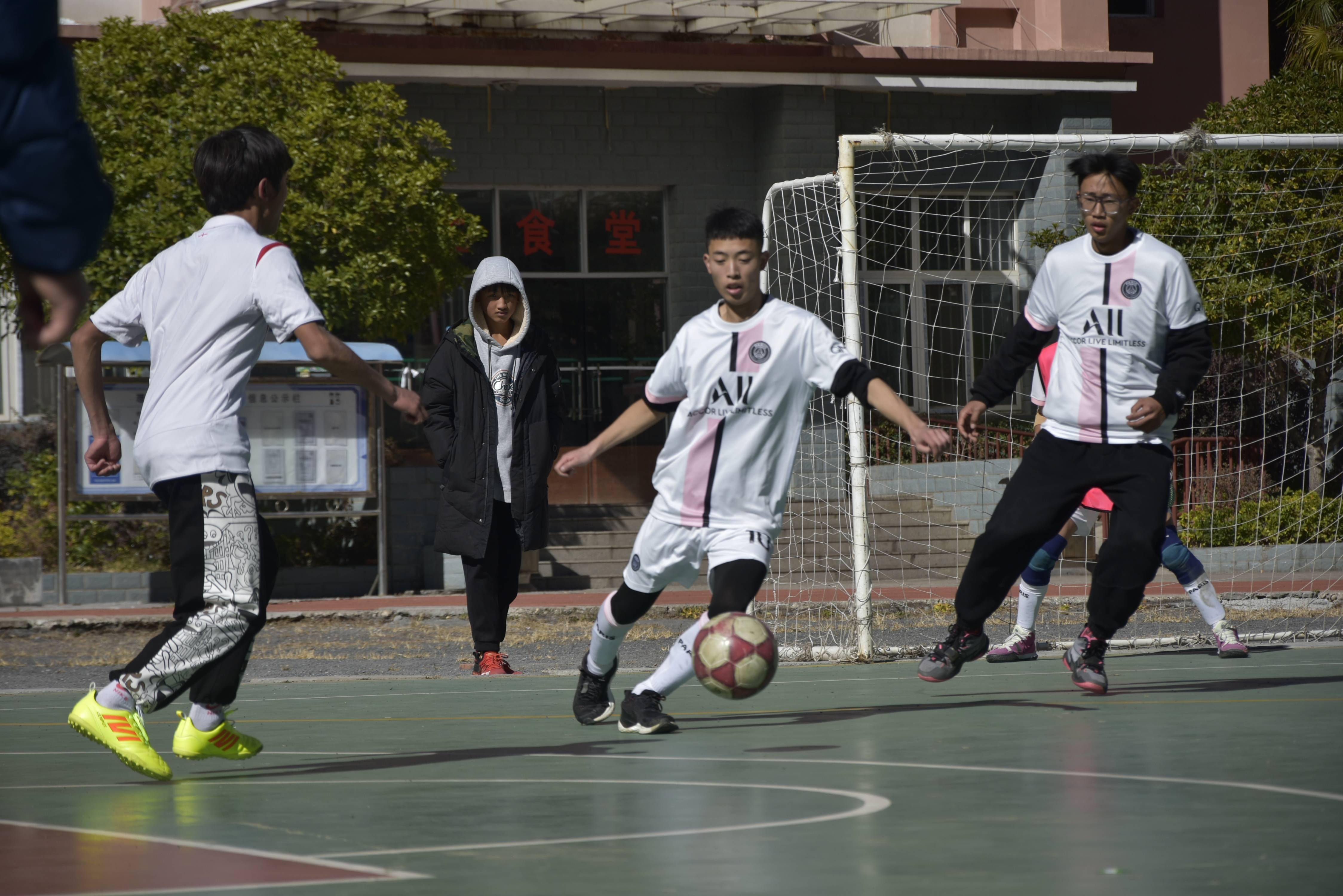 理县中学举办首届校园足球联赛