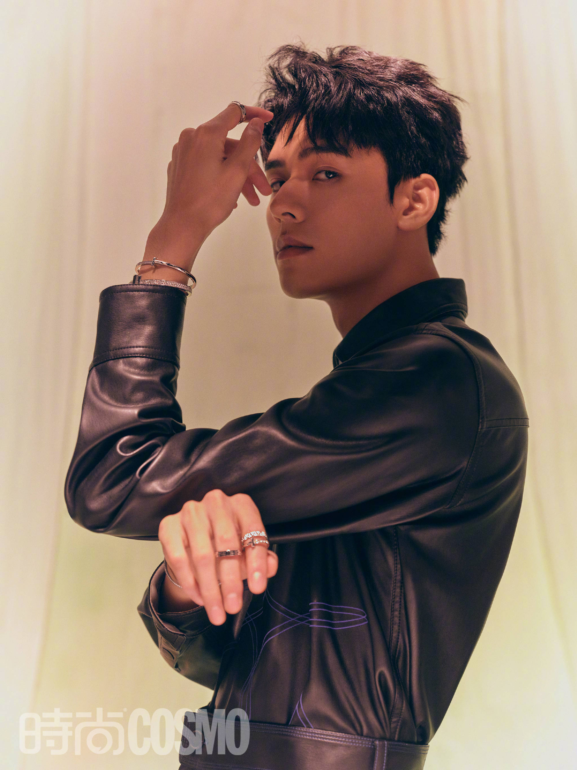 龚俊时尚cosmo生日刊上线而立未满阔境飞翔