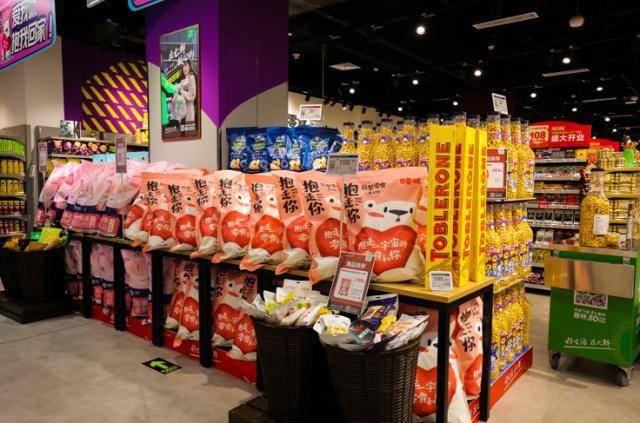 七鲜超市廊坊二店成网红休闲食品潮流中心惊现9斤重半米长巧克力